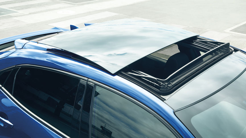 Honda Civic avec toit ouvrant en verre.