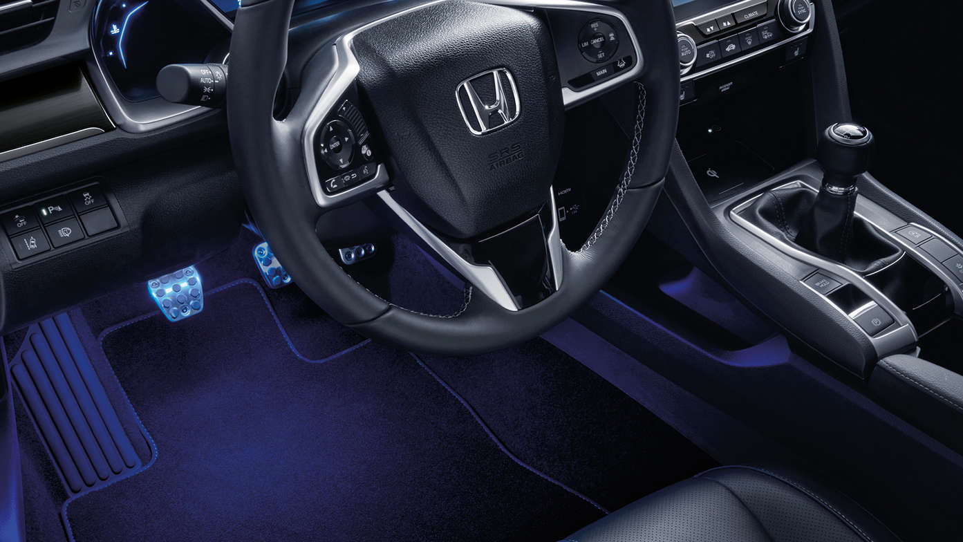 Vue avant de l'habitacle de la Honda Civic 5 portes avec pack Illumination.