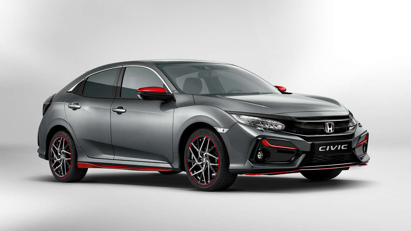 Vue de trois quarts avant de la Honda Civic 5 portes avec pack Red Line.