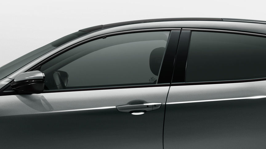 Vue latérale gauche sur les vitres avant et arrière de la Honda Civic 5 portes.