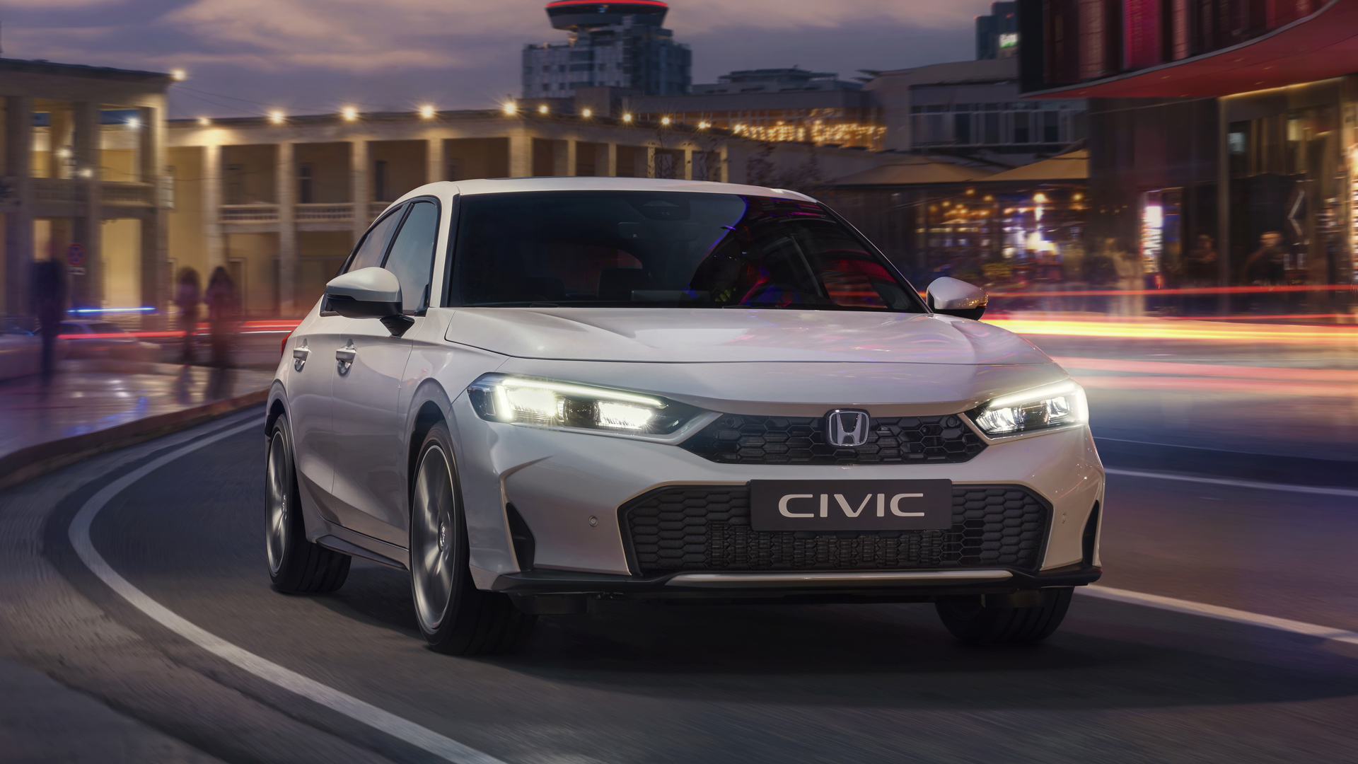 Civic Hybrid en ville, sur la route, à l'aube