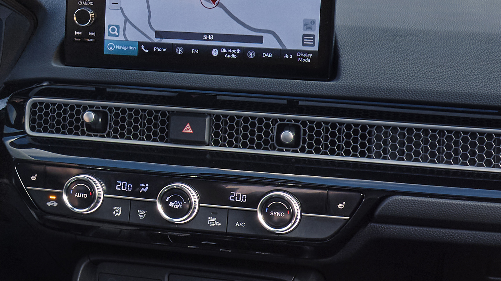 Intérieur de la Civic Hybrid, mettant l'accent sur le tableau de bord et les aérations en nid d'abeille