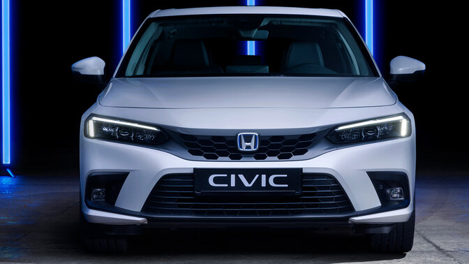 Gros plan du badge Honda Civic e:HEV à l'arrière du véhicule.