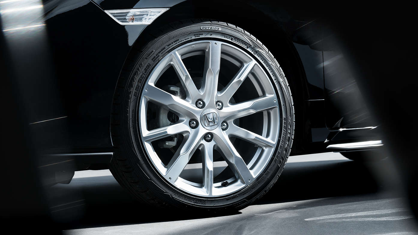 Gros plan des jantes alliage de la Honda Civic 5 portes Silver Line.