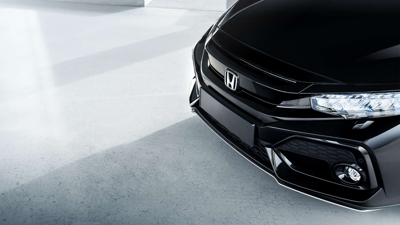 Gros plan de la jupe avant de la Honda Civic 5 portes Silver Line.