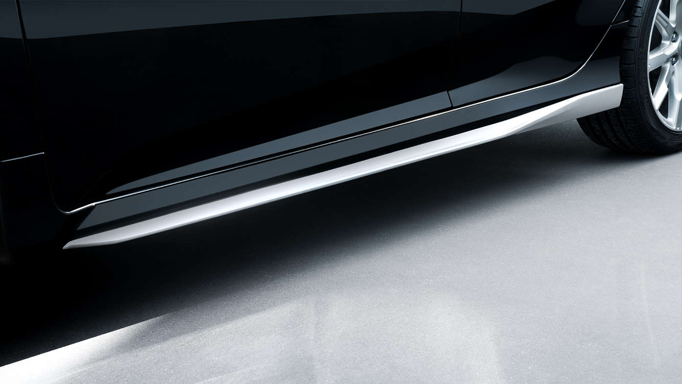 Gros plan d'une jupe latérale de la Honda Civic 5 portes Silver Line.