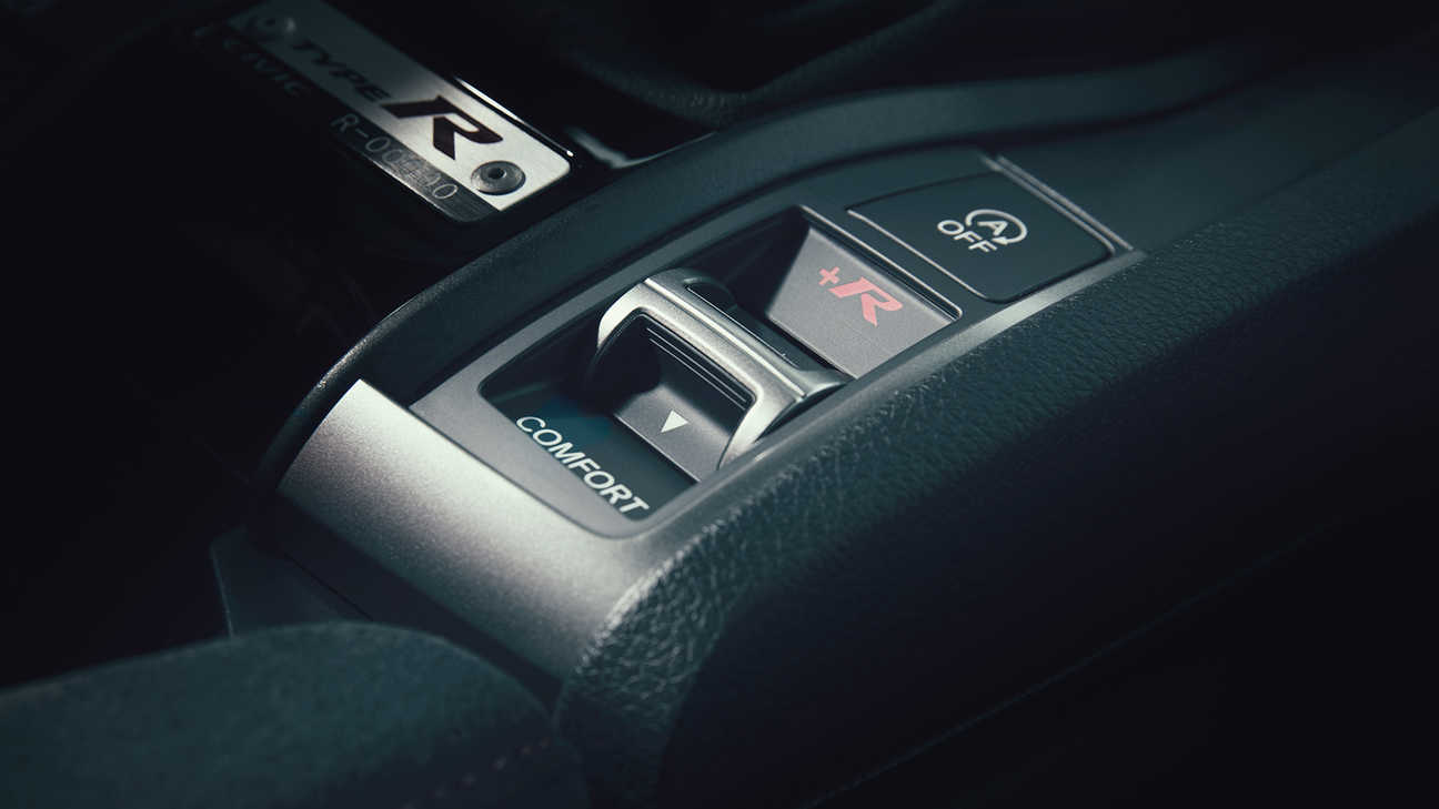 Gros plan sur l'interrupteur de la Honda Civic Type R permettant de choisir un mode de conduite parmi les trois proposés.