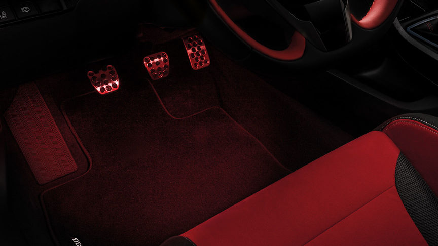 Gros plan du plancher de la Honda Civic Type R pour illustrer l'éclairage d'ambiance aux pieds.