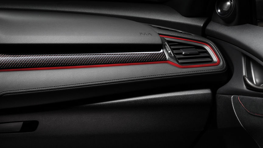Gros plan du panneau intérieur en carbone de la Honda Civic Type R.