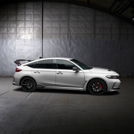 Vue latérale d'une Honda Type R garé dans un garage.