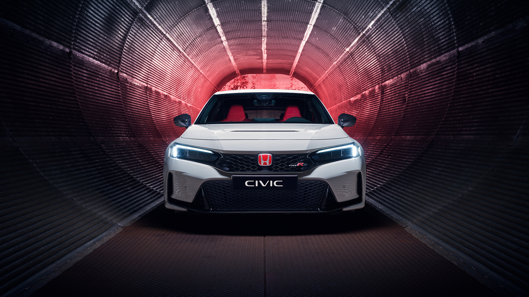 Vue de face de la Honda Civic Type R garée dans un tunnel. 