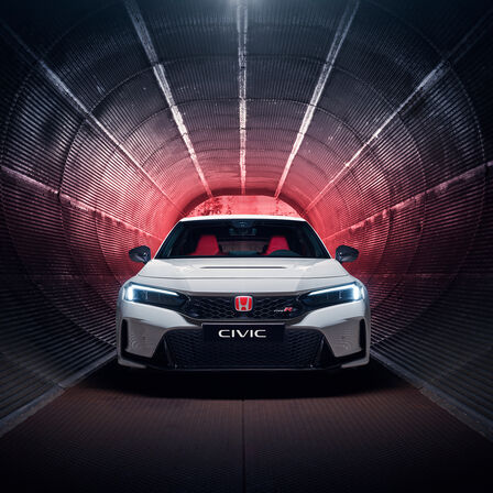 Vue de face de la Honda Civic Type R garée dans un tunnel.