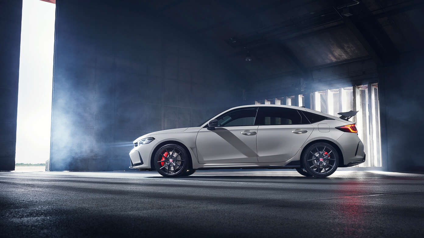 Vue latérale de la Honda Civic Type R dans un tunnel.