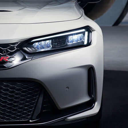 Gros plan des phares de la Honda Civic Type R.