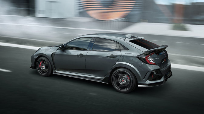 Vue arrière de trois quarts de la Honda Civic Type R grise.