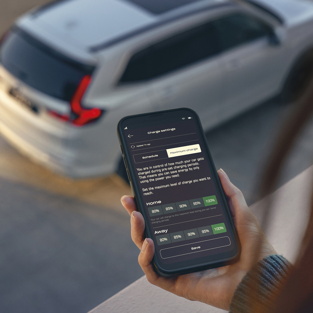 Gros plan sur un modèle utilisant l'application My Honda+.