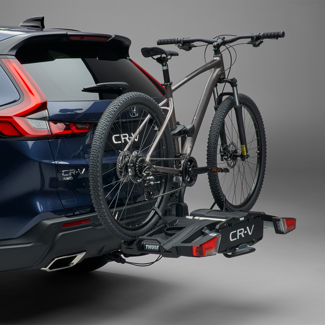 Vue de trois quarts arrière du Honda CR-V Hybrid équipé d’un porte-vélos.