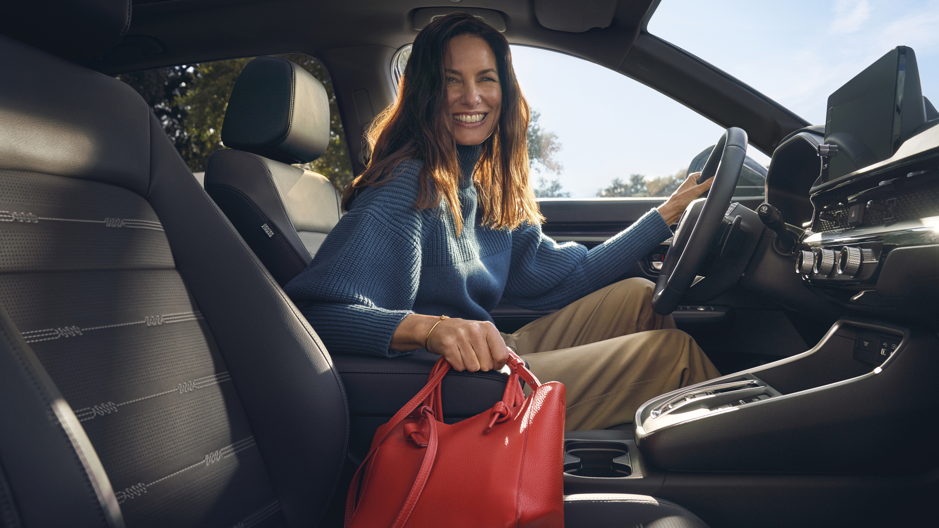 Gros plan sur l'intérieur d'une Honda CR-V hybride montrant le rangement dans l'accoudoir.
