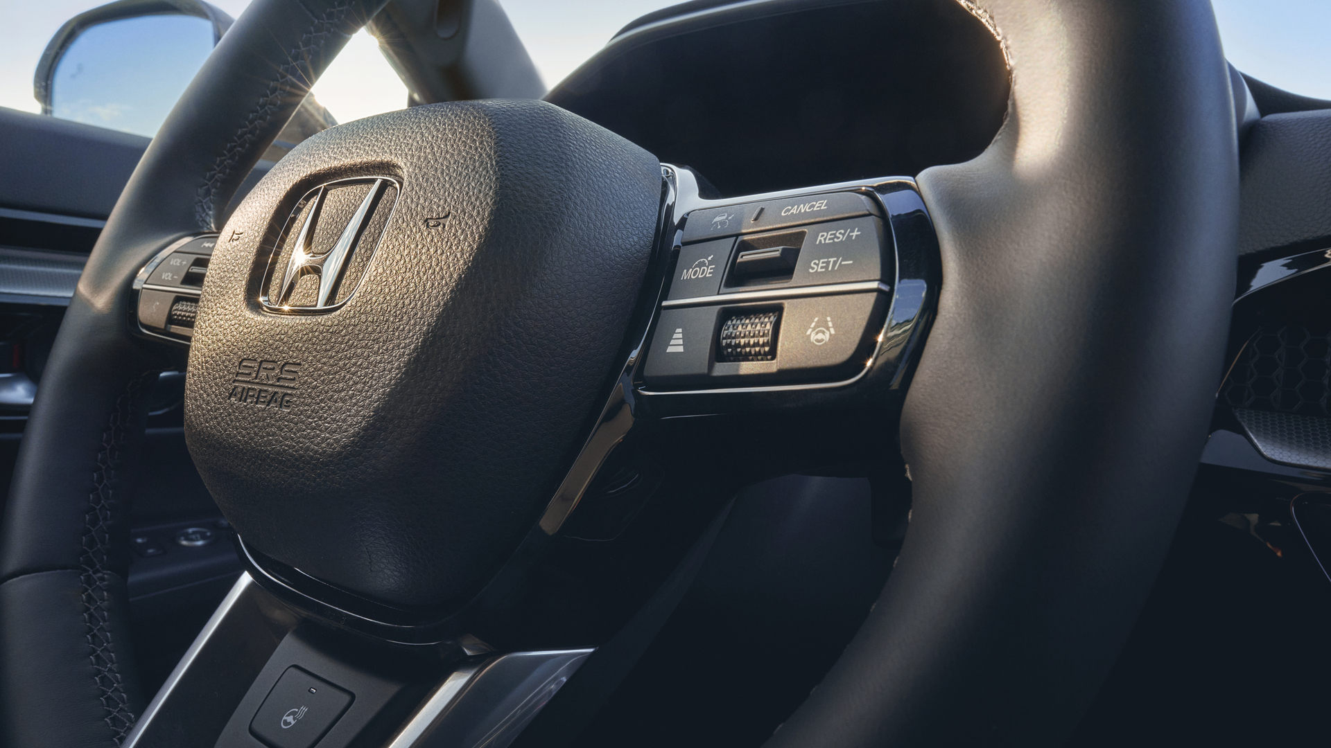Vue rapprochée du volant en cuir chauffant du Honda CR-V Hybrid.