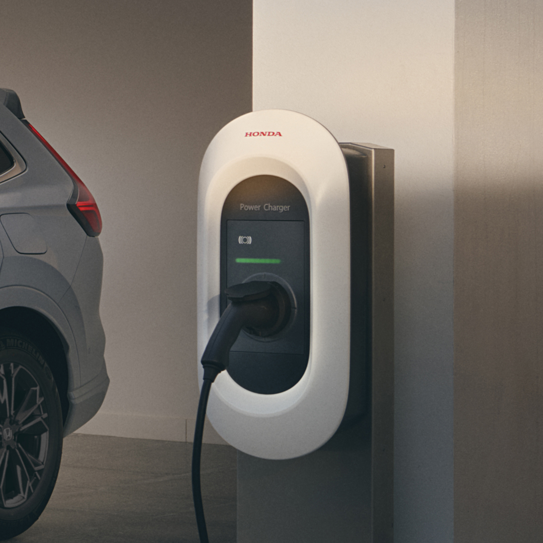 Vue de trois quarts avant du Honda CR-V Hybrid branché pour charger.