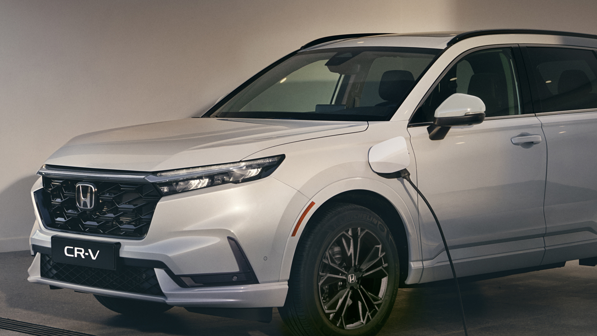 Gros plan sur le Honda Power Charger avec CR-V hybride.