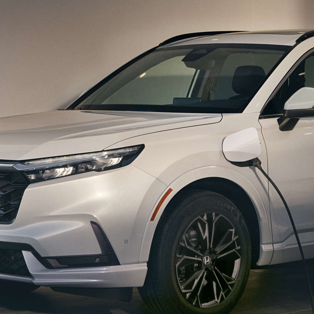Gros plan sur le Honda Power Charger avec CR-V hybride.
