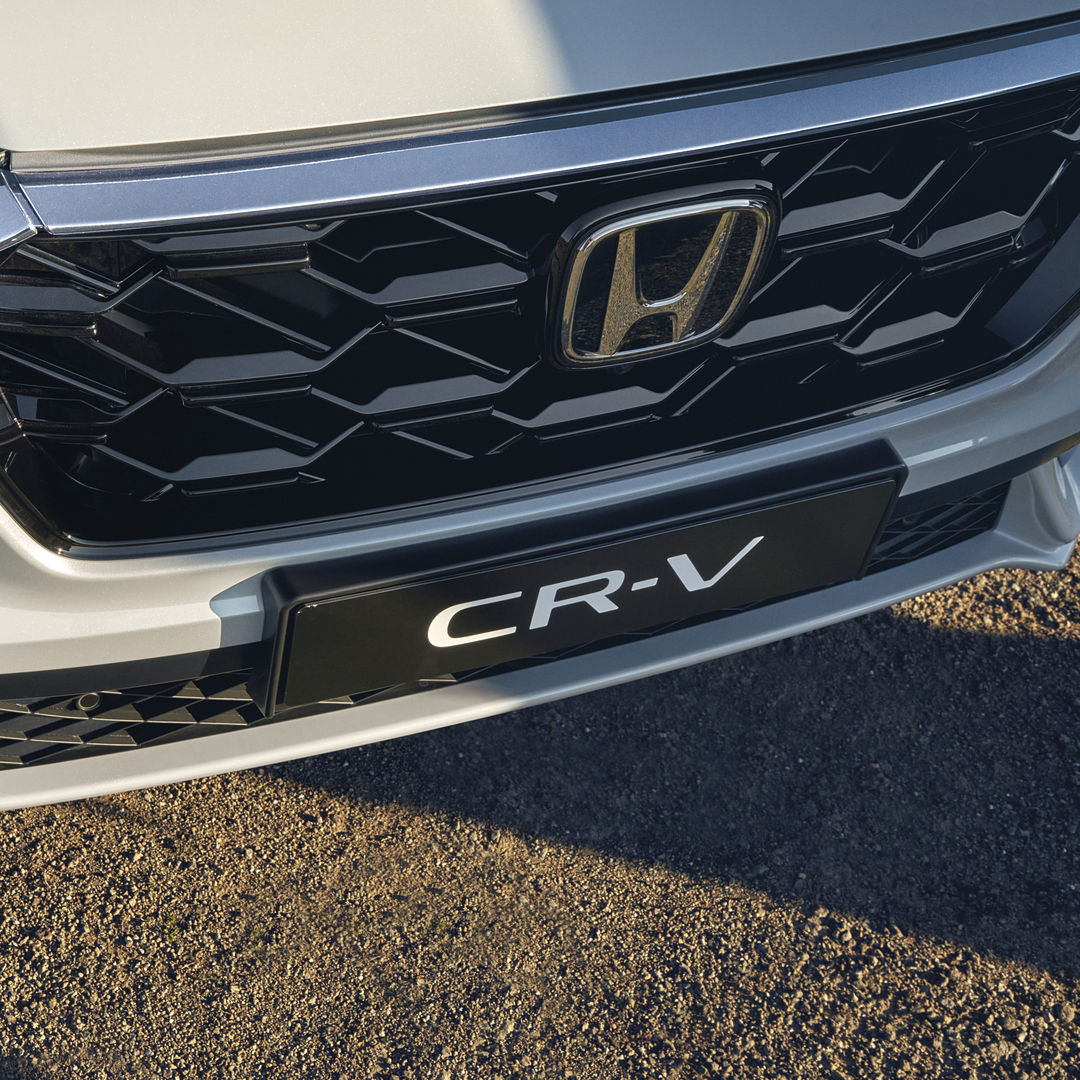 Gros plan sur la calandre avant du Honda CR-V Hybrid.