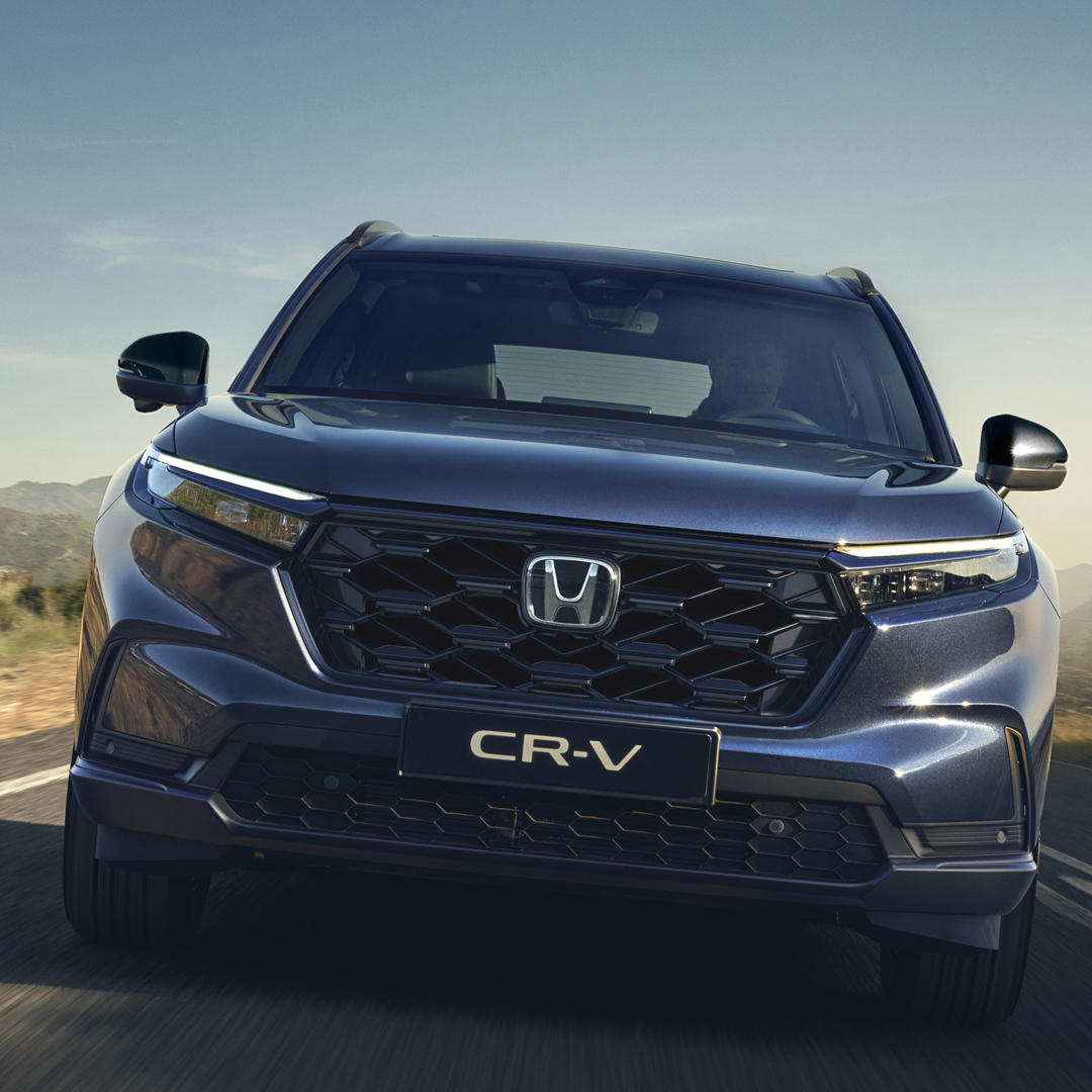 Vue de face du Honda CR-V dans un environnement montagneux.