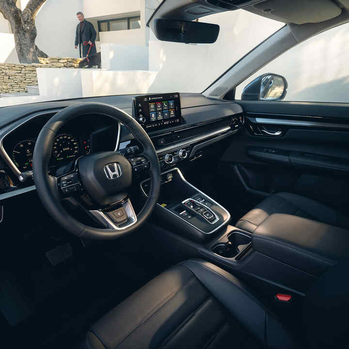 Prise de vue de trois quarts de l’intérieur du SUV Honda CR-V hybride.