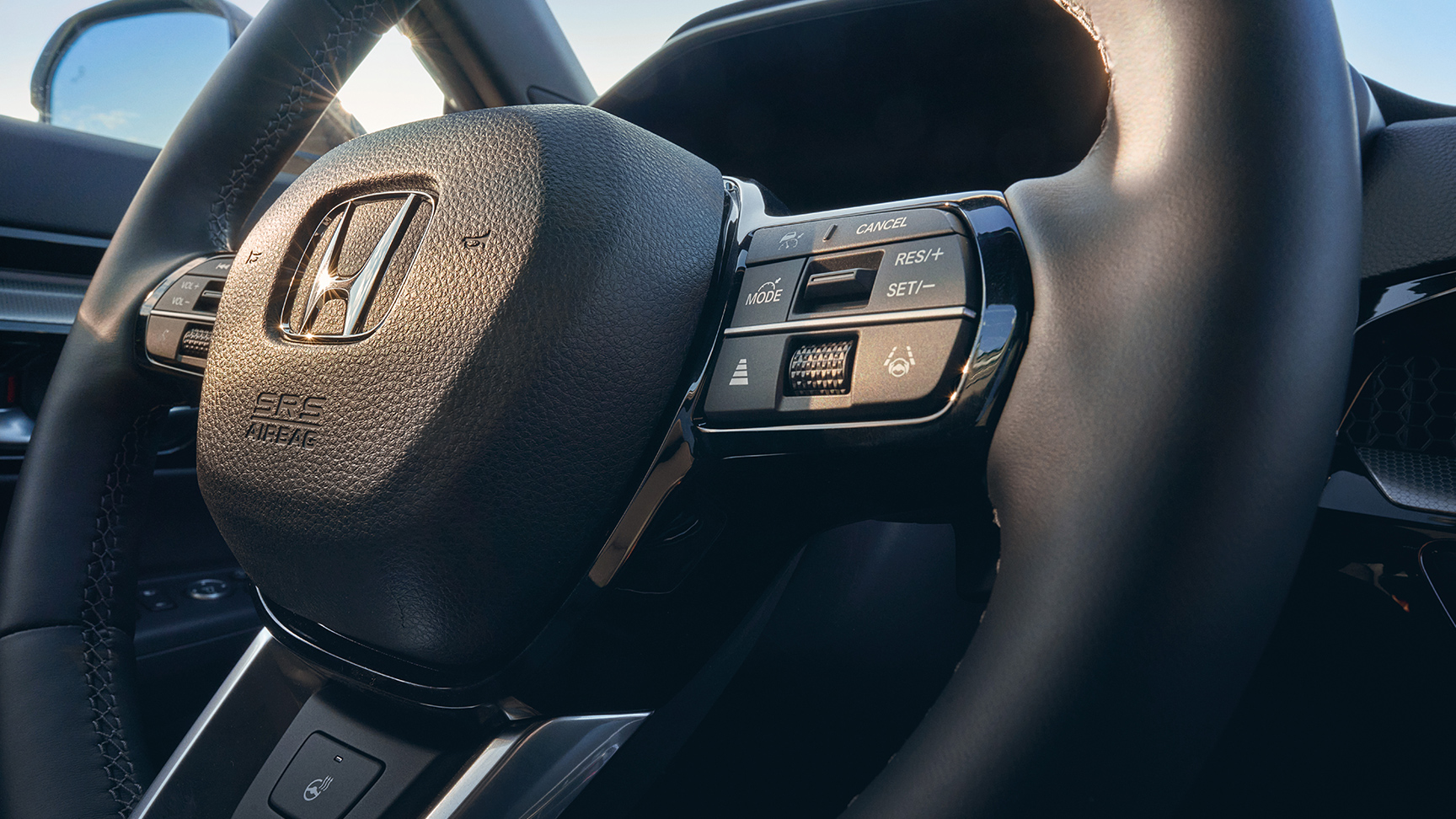 Gros plan sur le volant chauffant en cuir du Honda CR-V hybride.