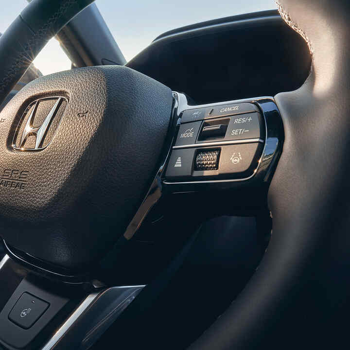 Gros plan sur le volant chauffant en cuir du Honda CR-V hybride.