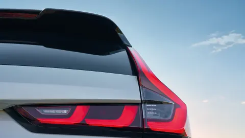 Gros plan sur les feux arrière extérieurs du SUV hybride CR-V.