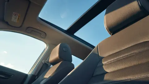 Photo de l’intérieur du CR-V Hybrid SUV avec toit panoramique vitré.