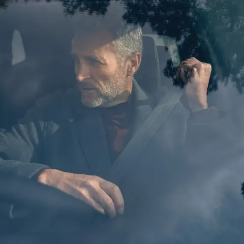 Gros plan sur la roue et le côté d’un SUV hybride CR-V stationné avec un mannequin.