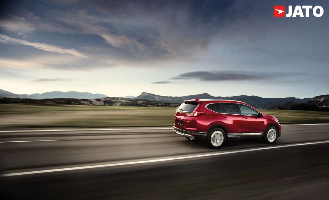 angle arrière d'un CR-V rouge remontant une route