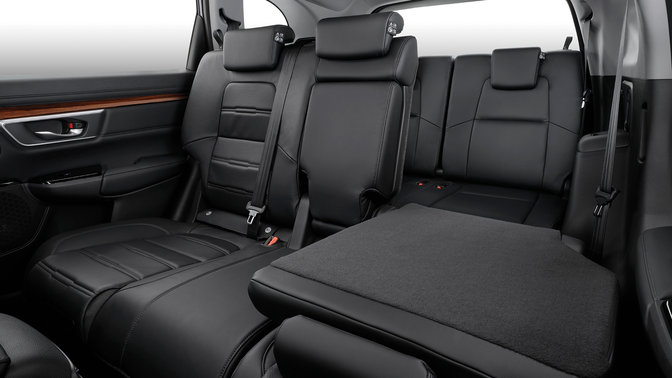 Vue latérale des sièges arrière supplémentaires et rabattables du Honda CR-V.