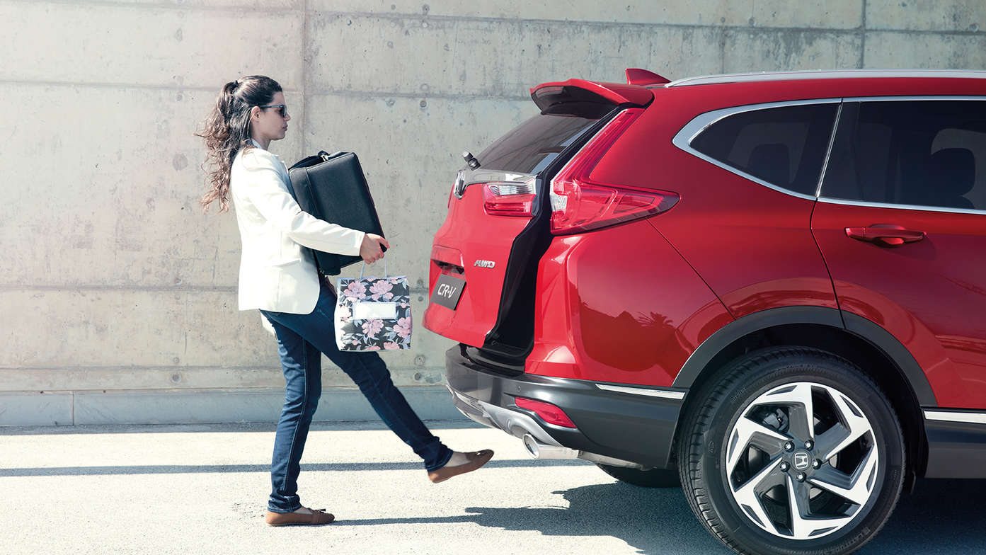 Vue latérale du Honda CR-V avec accès mains libres au niveau du bouclier arrière.