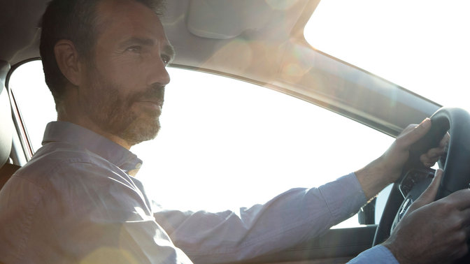 Gros plan du conducteur du Honda CR-V utilisant Honda CONNECT.