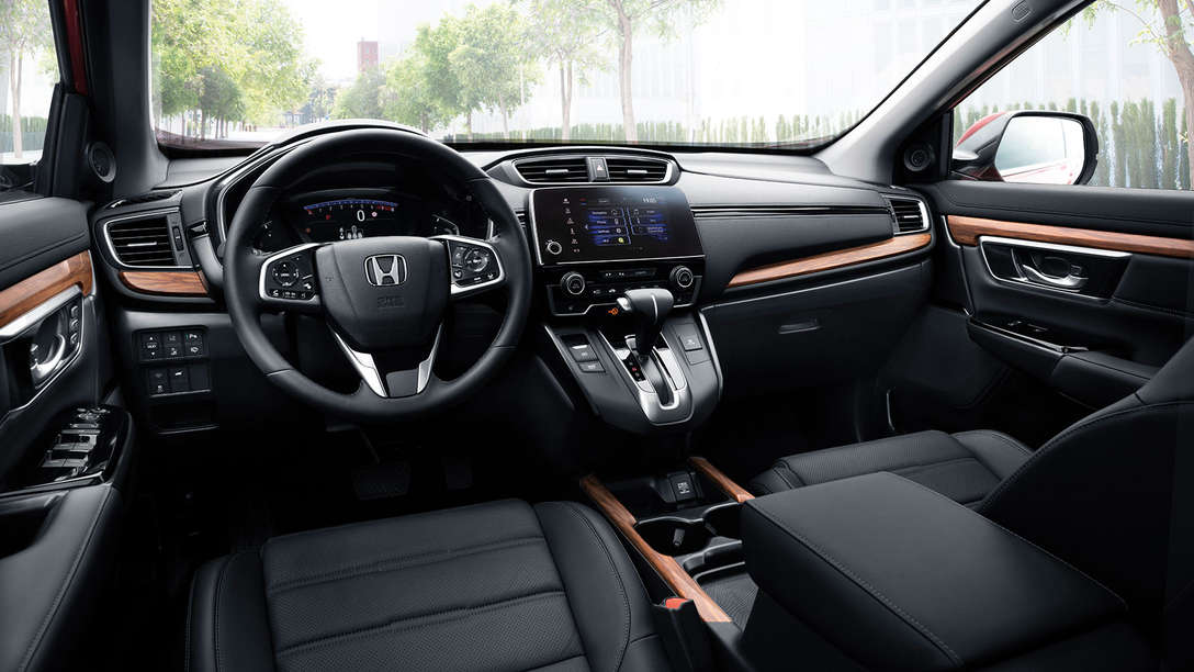 Gros plan sur le tableau de bord du Honda CR-V en ville.