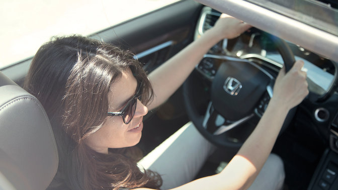 Gros plan sur le panneau tactile du Honda CR-V.