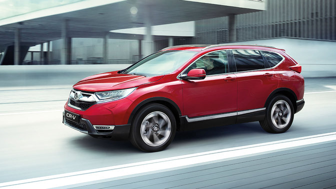 Vue de trois quarts avant du Honda CR-V en ville.