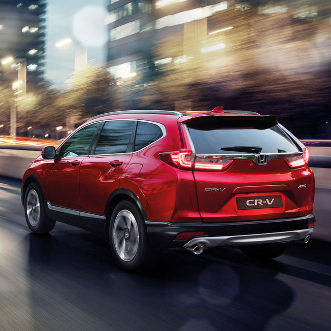 Vue de trois quarts arrière du Honda CR-V en ville.