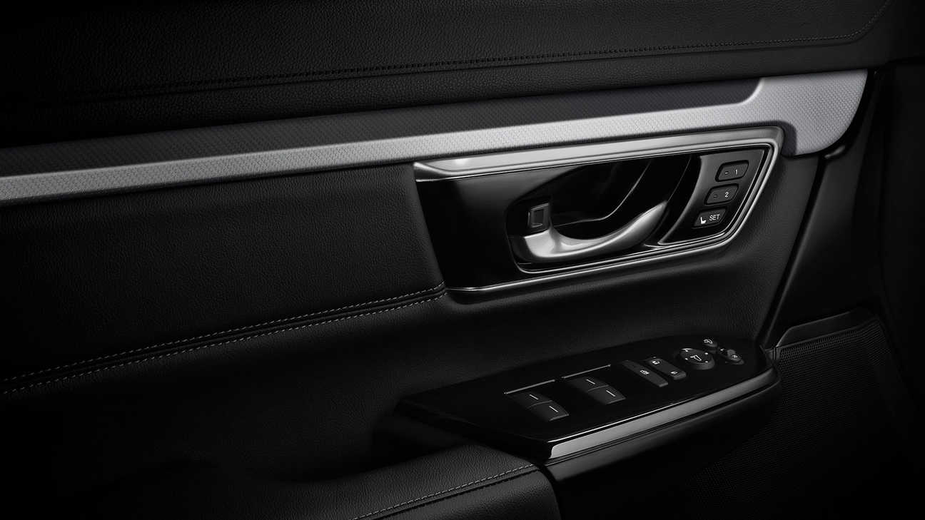 Gros plan sur les inserts décoratifs argentés du Honda CR-V Hybrid.