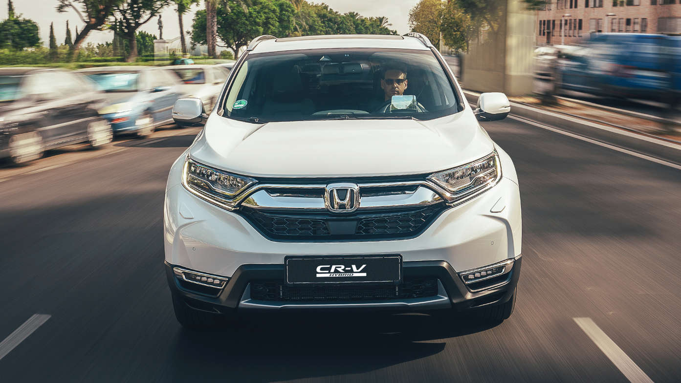 Vue de face du Honda CR-V Hybrid en ville.