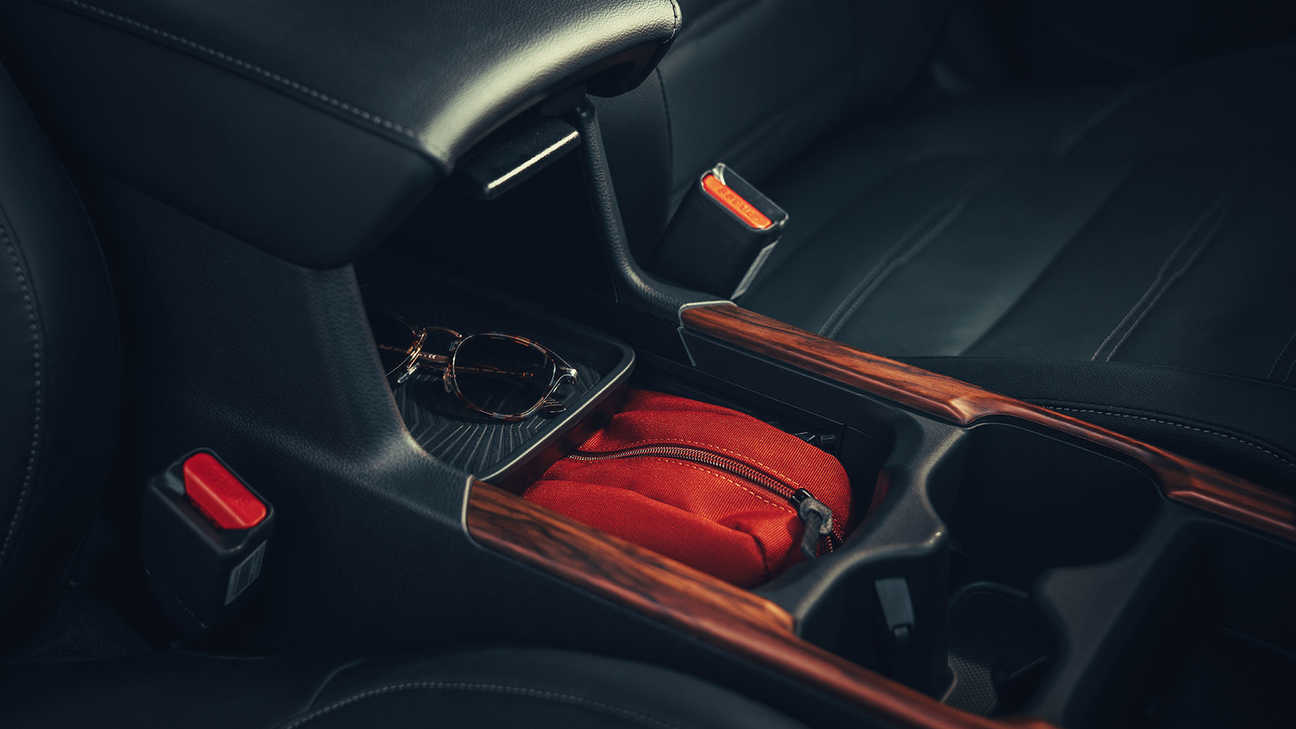 Gros plan sur le bac de rangement de la console avec séparation du Honda CR-V Hybrid.