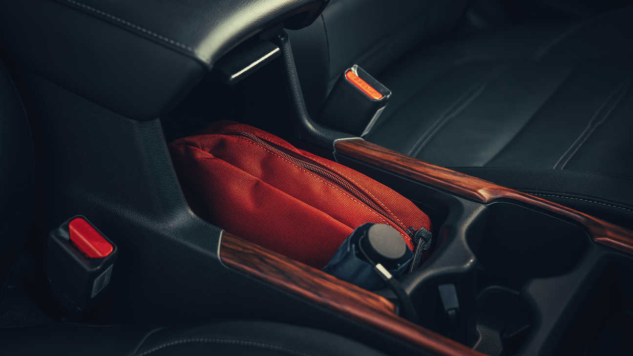 Gros plan latéral sur le grand compartiment de rangement du Honda CR-V Hybrid.