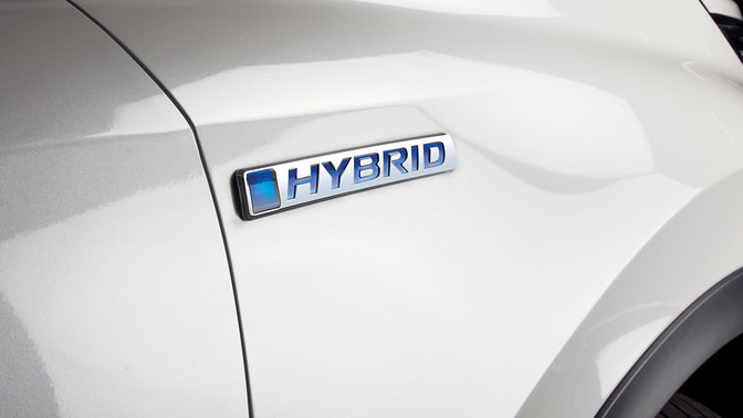 Gros plan latéral sur le logo du Honda CR-V Hybrid.