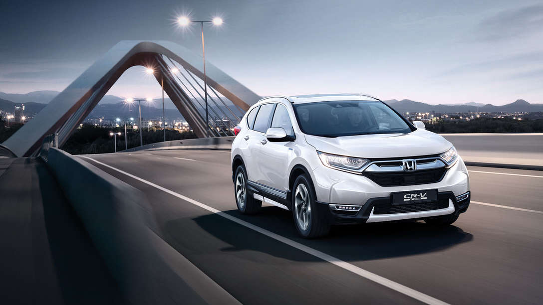 Vue de trois quarts avant du Honda CR-V Hybrid en ville.