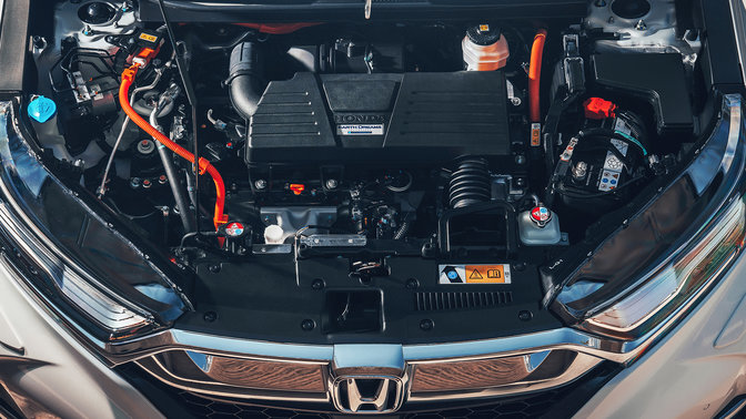 Gros plan de face sur le moteur essence à cycle d'Atkinson du Honda CR-V Hybrid.