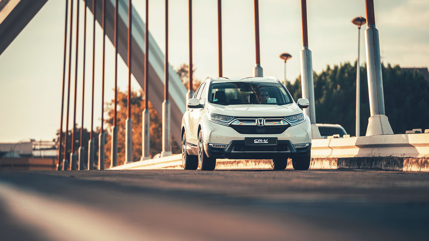Vue de trois quarts avant du Honda CR-V Hybrid en ville.